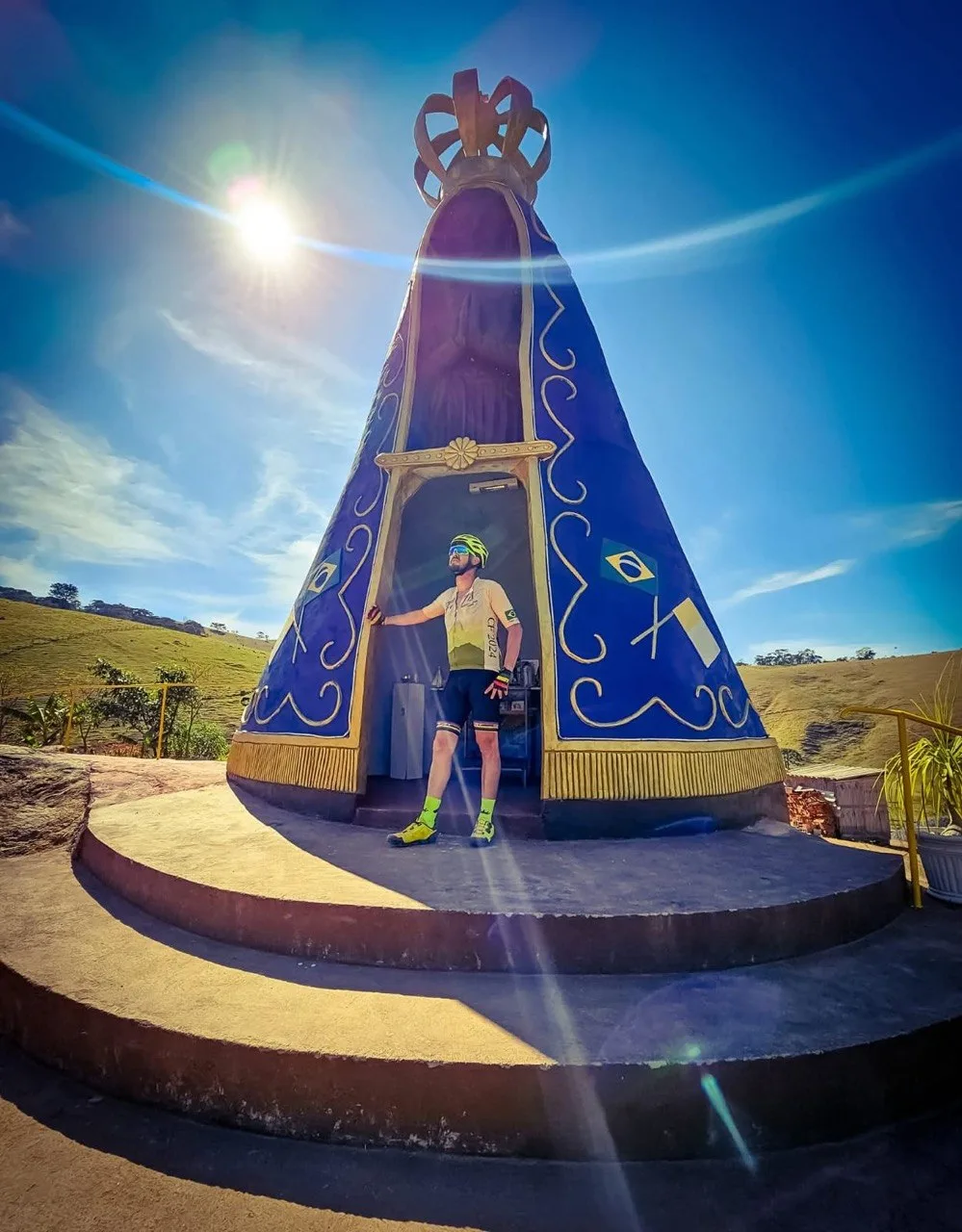 Clodoaldo em frente ao monumento de Nossa Senhora Aparecida
