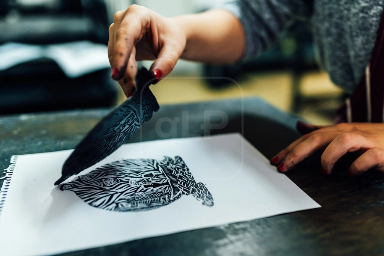 Oficina gratuita de xilogravura abre inscrições na Casa Bracell