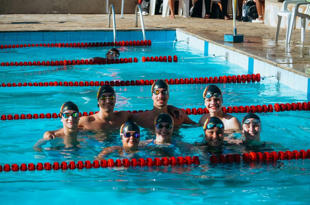Equipe de natação de Lençóis Paulista nos Jogos Regionais