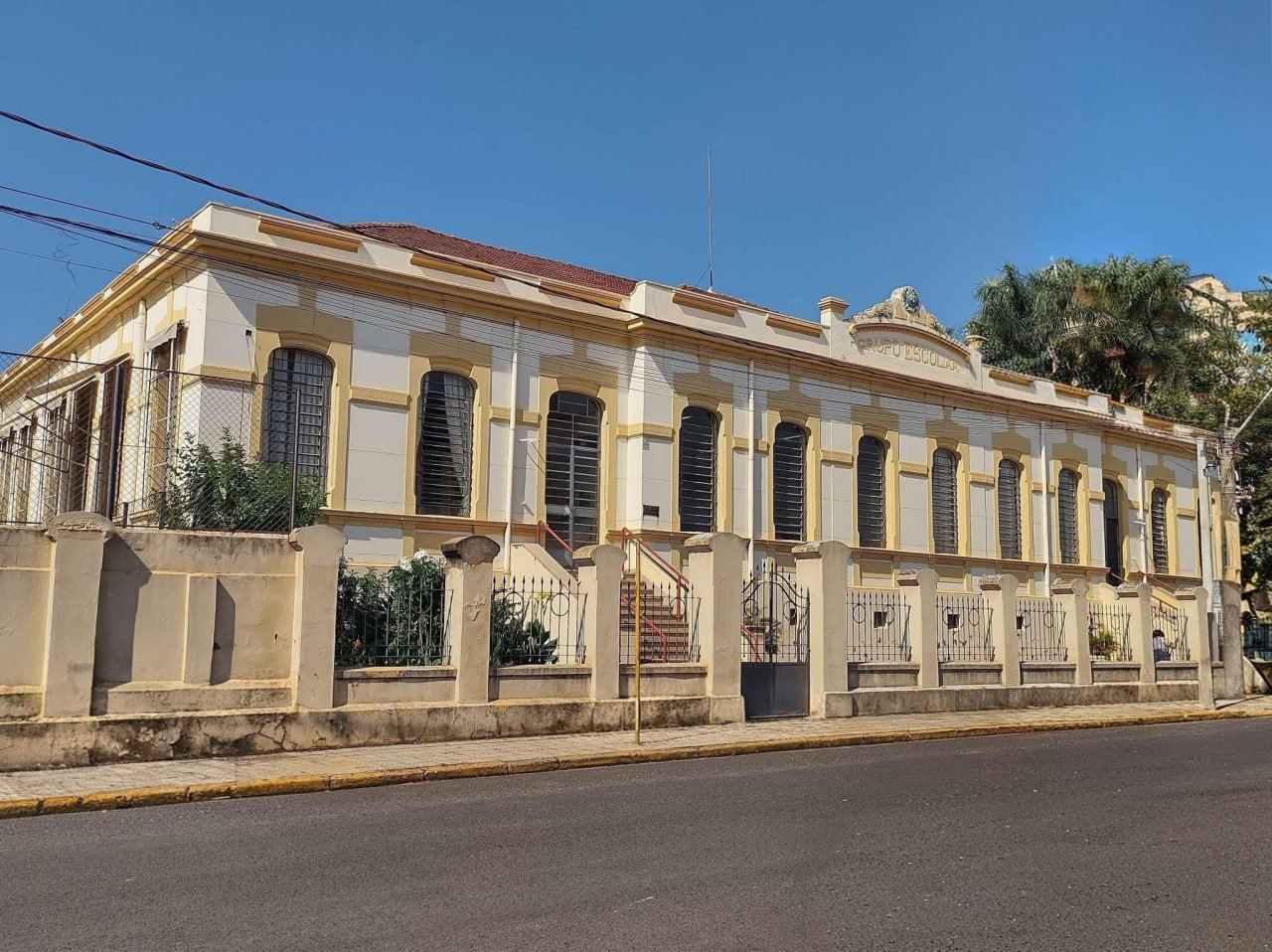 Escola receberá sistema para afastamento de pombos