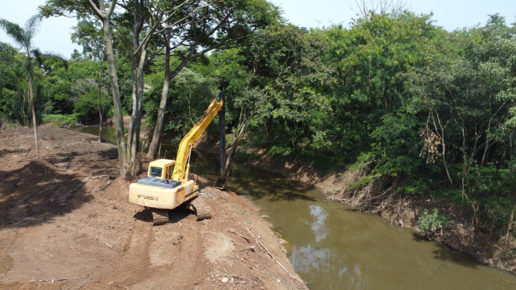 Cidade realiza limpeza em rios para evitar enchentes